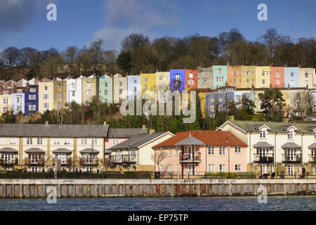Blick auf die bunten Reihenhäuser aus baltischen Wharf Marina über Floating Harbour, Bristol, UK Stockfoto