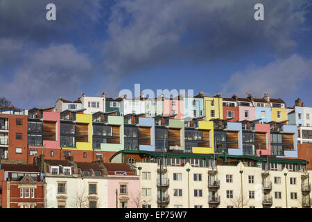 Blick auf die bunten Reihenhäuser aus baltischen Wharf Marina über Floating Harbour, Bristol, UK Stockfoto