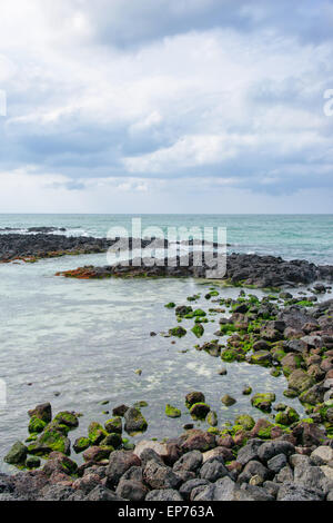 Landschaft der Gwakji Küste in Insel Jeju, Korea. Gwakji ist berühmt für das öffentliche Bad Gwamul. Stockfoto