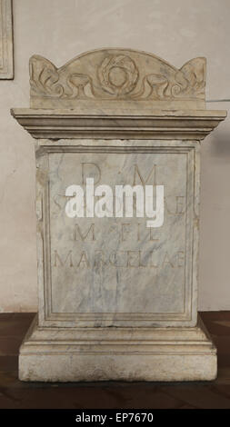 Grabbeigaben Altar der Statoria Marcella, Mutter von Minicia Marcella und Ehefrau des Caius Minicius Fundamus, Consul Suffectus 197 n. Chr.. Stockfoto