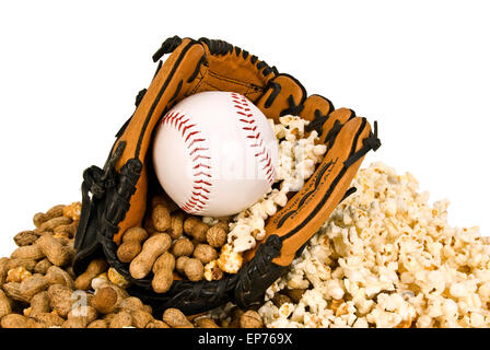 Baseball-Spaß mit Baseball Handschuh Erdnüsse und Popcorn auf weißem Hintergrund Stockfoto