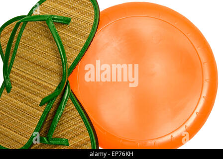 Sommer Sandalen mit Frisbee Scheibe und Kopie Raum isoliert auf weiß. Stockfoto