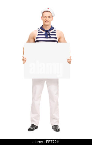 In voller Länge Portrait von junge hübsche Matrose hält einen leere Banner und schaut in die Kamera, die isoliert auf weißem Hintergrund Stockfoto