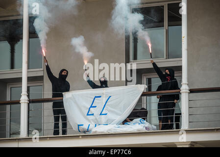 Barcelona, Katalonien, Spanien. 14. Mai 2015. Studierende mit Bengal-Lichter hängen Sie eine Fahne behauptet "die Zukunft ist unsere" auf einem Balkon an der Pompeu Fabra University in Barcelona zu protestieren, die 3 2' Bildungsreform Credit: Matthias Oesterle/ZUMA Wire/ZUMAPRESS.com/Alamy Live News Stockfoto