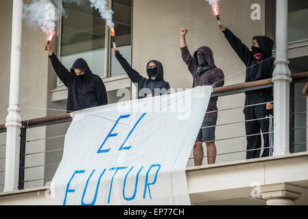 Barcelona, Katalonien, Spanien. 14. Mai 2015. Studierende mit Bengal-Lichter hängen Sie eine Fahne behauptet "die Zukunft ist unsere" auf einem Balkon an der Pompeu Fabra University in Barcelona zu protestieren, die 3 2' Bildungsreform Credit: Matthias Oesterle/ZUMA Wire/ZUMAPRESS.com/Alamy Live News Stockfoto