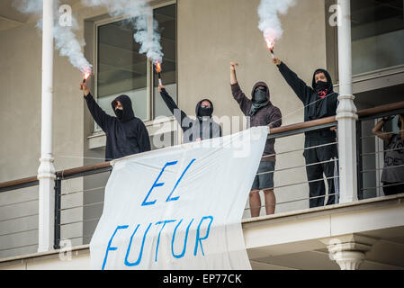 Barcelona, Katalonien, Spanien. 14. Mai 2015. Studierende mit Bengal-Lichter hängen Sie eine Fahne behauptet "die Zukunft ist unsere" auf einem Balkon an der Pompeu Fabra University in Barcelona zu protestieren, die 3 2' Bildungsreform Credit: Matthias Oesterle/ZUMA Wire/ZUMAPRESS.com/Alamy Live News Stockfoto