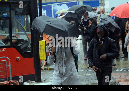 London, UK, 14. Mai 2015, wie Wetterumschwung Regen Unterschlupf an der Victoria Station ausgeführt. Bildnachweis: JOHNNY ARMSTEAD/Alamy Live-Nachrichten Stockfoto