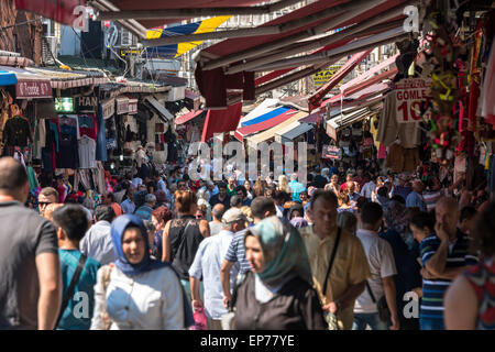Eine geschäftige voll Einkaufsstraße nahe dem großen Basar in Istanbul gefüllt mit Käufern Stockfoto