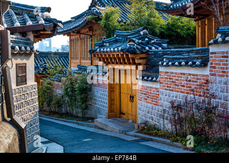 Traditionelle koreanische Architektur Bukchon Hanok Village in Seoul, Südkorea. Stockfoto