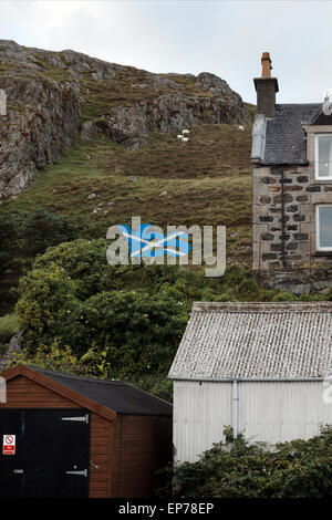 Ja anmelden Castlebay, Isle Of Barra, äußeren Hebriden, Schottland. Schafe auf Hügel im Hintergrund. Stockfoto
