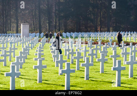 Besucher bei den Gräbern oder mehr als 5000 US-Soldaten an der Luxembourg American Cemetery und Memorial, die während des 2. Weltkrieges starben Stockfoto