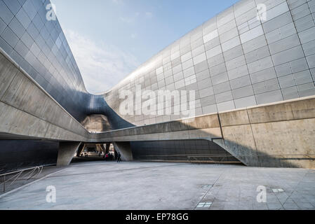 Moderne Architektur im Dongdaemun Design Plaza. Foto 20. Februar 2015 in Seoul, Südkorea. Stockfoto