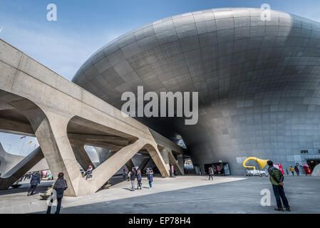 Moderne Architektur im Dongdaemun Design Plaza. Foto 20. Februar 2015 in Seoul, Südkorea. Stockfoto