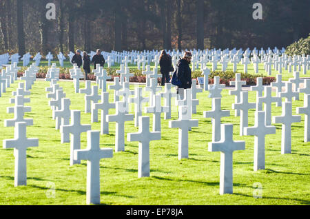 Besucher bei den Gräbern oder mehr als 5000 US-Soldaten an der Luxembourg American Cemetery und Memorial, die während des 2. Weltkrieges starben Stockfoto