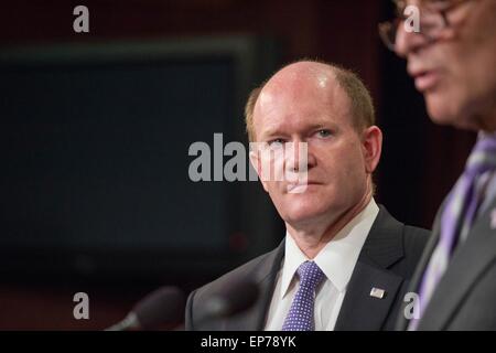 US-demokratischen Chris Coons hört Senator Chuck Schumer während einer Pressekonferenz, die Customs Enforcement Rechnung 12. Mai 2015 in Washington, DC zu diskutieren. Stockfoto