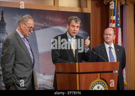 US-demokratische Senator Sherrod Brown Kommentare auf Rechnung Handelsgesetzgebung als Senatoren Chuck Schumer und Chris Coons look auf während einer Pressekonferenz 12. Mai 2015 in Washington, DC. Stockfoto