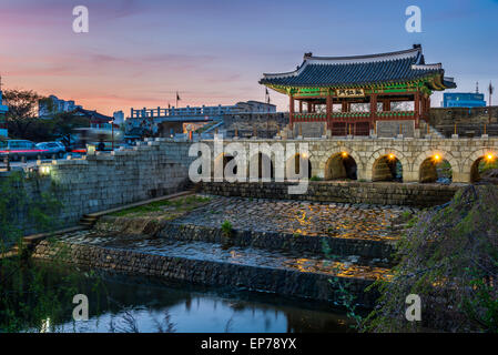 Die Sonne geht hinter Hwahongmun Tor in Hwaseong-Festung in Suwon, Südkorea. Stockfoto