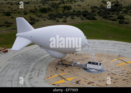 Ein U.S. Customs and Border Protection Office Air und Marine Office angebunden Aerostat Radarsystem Luftschiff zur Überwachung der Grenze zu Mexiko festgemacht an der Leine in Fort Huachuca, Arizona. Stockfoto