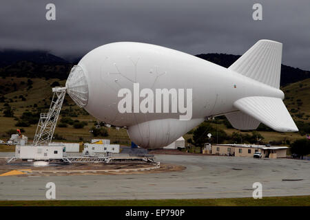 Ein U.S. Customs and Border Protection Office Air und Marine Office angebunden Aerostat Radarsystem Luftschiff zur Überwachung der Grenze zu Mexiko festgemacht an der Leine in Fort Huachuca, Arizona. Stockfoto