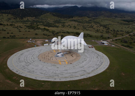 Ein U.S. Customs and Border Protection Office Air und Marine Office angebunden Aerostat Radarsystem Luftschiff zur Überwachung der Grenze zu Mexiko festgemacht an der Leine in Fort Huachuca, Arizona. Stockfoto