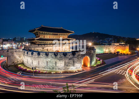 Nachtverkehr verwischt Janganmun Tor in Hwaseong-Festung in Suwon, Südkorea. Stockfoto