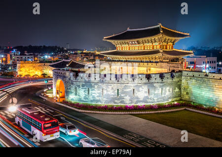 Nachtverkehr verwischt Janganmun Tor in Hwaseong-Festung in Suwon, Südkorea. Stockfoto
