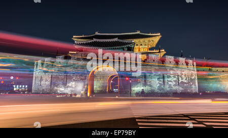 Nachtverkehr verwischt Janganmun Tor in Hwaseong-Festung in Suwon, Südkorea. Stockfoto