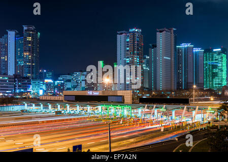 Verkehr, verwischt durch eine Mautstelle in Seoul, Südkorea. Stockfoto
