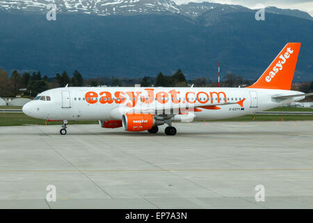 Ein EasyJet Airbus a319 taxying nach der Landung am Flughafen Genf Stockfoto