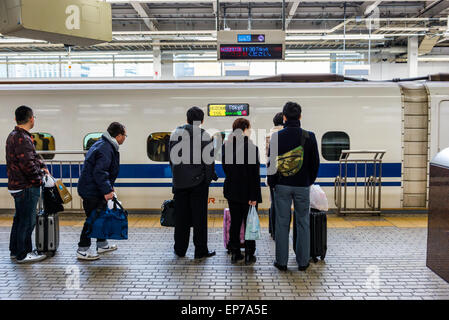 Der Shinkansen nach Tokio gebunden Abfahrt Bahnhof Shin Osaka am 29. Dezember 2014 in Osaka, Japan. Stockfoto