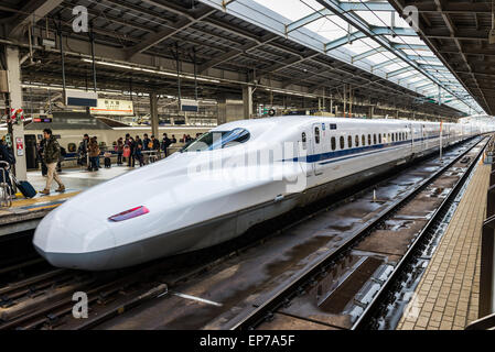 Ein Shinkansen-Zug zieht in Bahnhof Shin Osaka am 29. Dezember 2014 in Osaka, Japan. Stockfoto