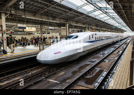 Ein Shinkansen-Zug zieht in Bahnhof Shin Osaka am 29. Dezember 2014 in Osaka, Japan. Stockfoto