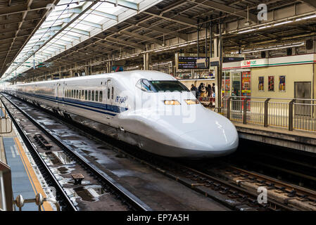 Ein Shinkansen-Zug zieht in Bahnhof Shin Osaka am 29. Dezember 2014 in Osaka, Japan. Stockfoto