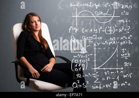 Schönes Schulmädchen denken über komplexe mathematische Zeichen Stockfoto