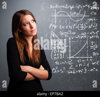 Schönes Schulmädchen denken über komplexe mathematische Zeichen Stockfoto