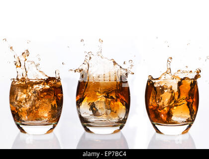 Serielle Anordnung Whiskey planschen im Becher Stockfoto