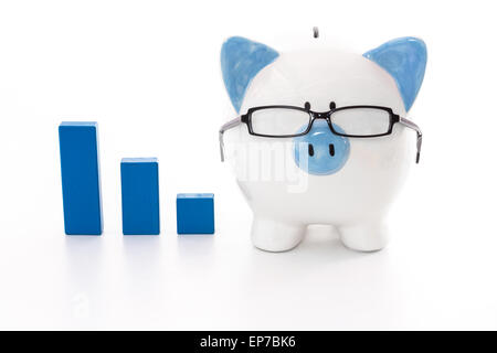 Sparschwein mit Brille mit blauer Graph-Modell Stockfoto