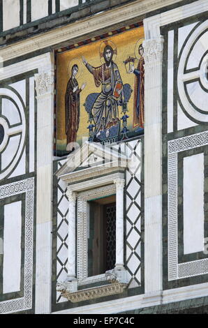 Fassade der Basilika San Miniato in Florenz, Italien Stockfoto