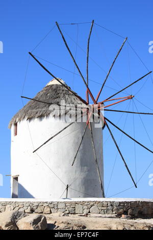 Typische Windmühle auf einem Hügel in der Nähe des Meeres in Insel Mykonos, Griechenland Stockfoto