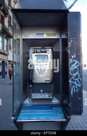 Öffentliches Telefon in der Straße in Barcelona Stockfoto