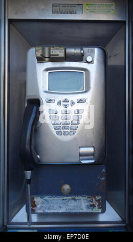 Öffentliches Telefon in der Straße in Barcelona Stockfoto