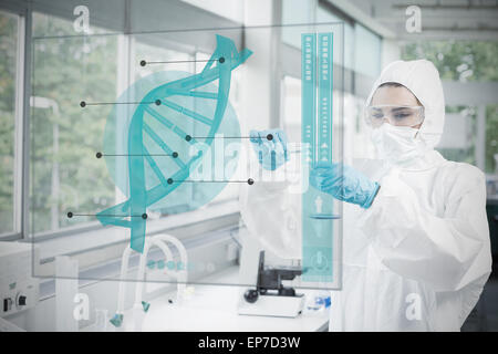 Chemiker arbeiten vorsichtig mit blau flüssig und futuristisch-Schnittstelle mit DNA-Diagramm Stockfoto