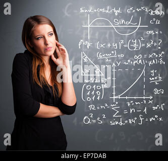 Schönes Schulmädchen denken über komplexe mathematische Zeichen Stockfoto