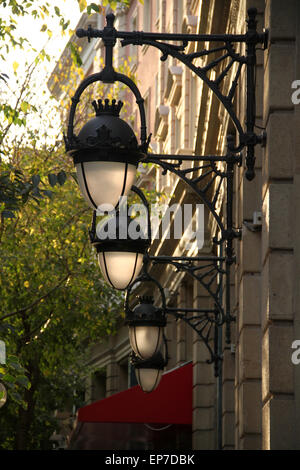 Lampen an Wand vor Le Méridien Hotel von La Rambla, Barcelona Stockfoto