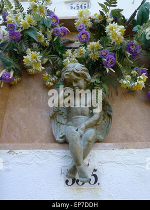 Weinende Engel am Grab im Friedhof von San Sebastià in Sitges, Katalonien, Spanien Stockfoto