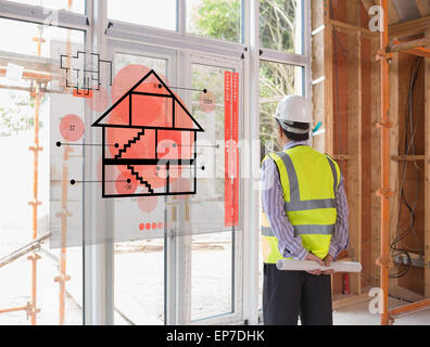 Architekt suchen Fenster mit roten Hologramm-Schnittstelle im Vordergrund Stockfoto