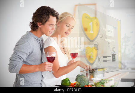 Paar Abendessen mit Schnittstelle Anweisungen Stockfoto