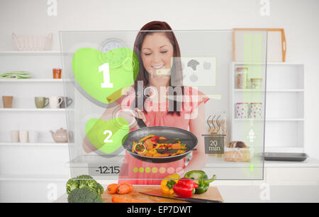 Frau Vorbereitung Abendessen mit futuristischen Schnittstelle Stockfoto