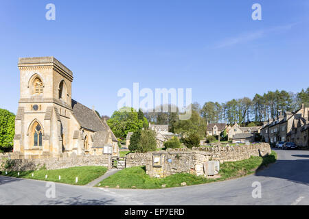 Die Cotswold Dorf von Snowshill und Kirche von St. Barnabas in der Nähe von Broadway, Gloucestershire, England, UK Stockfoto