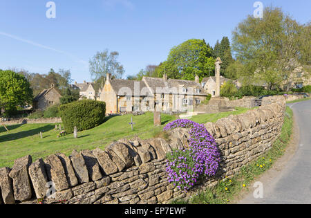 Die Cotswold Dorf von Snowshill und Kirche von St. Barnabas Kirchhof, Gloucestershire, England, UK Stockfoto